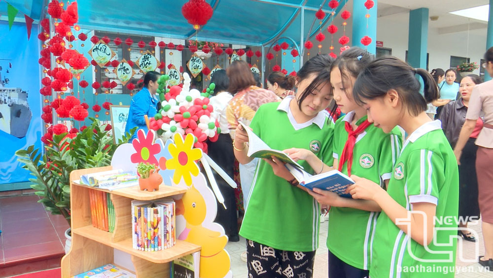 Các gian trưng bày sách thu hút sự quan tâm của nhiều học sinh.