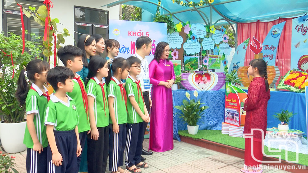 Tại Chương trình, học sinh Trường Tiểu học Túc Duyên tham gia thi kể chuyện theo sách.