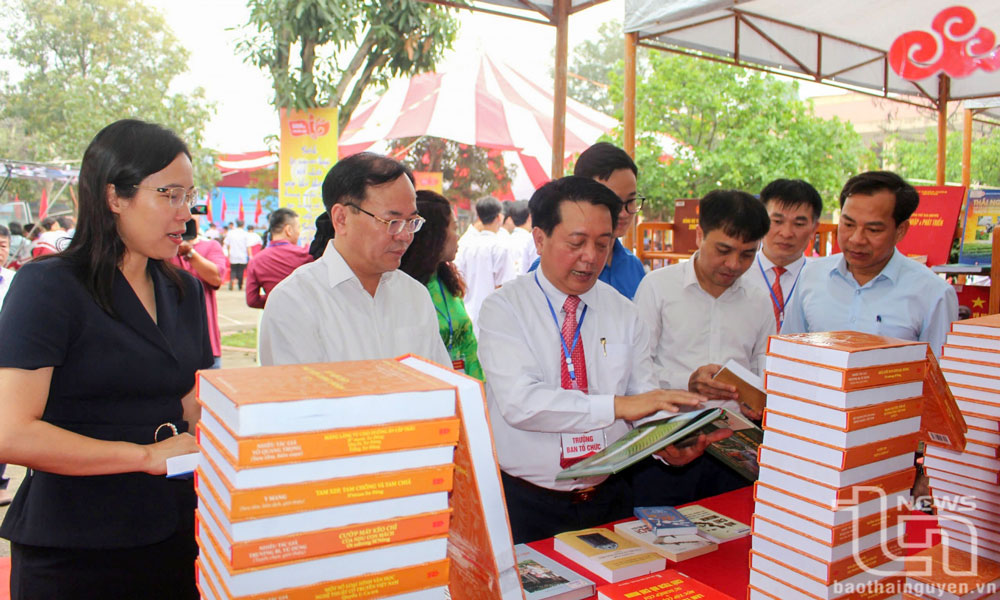 Các đại biểu tham quan gian trưng bày sách tại Ngày Sách và Văn hóa đọc tỉnh Thái Nguyên lần thứ tư, năm 2025.