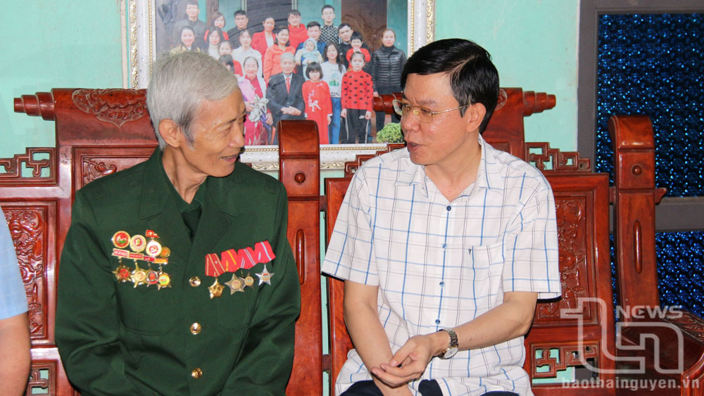 Đồng chí Dương Văn Tiến, Ủy viên Ban Thường vụ Tỉnh ủy, Chủ tịch Ủy ban MTTQ tỉnh thăm hỏi ông Nguyễn Hồng Phong (trú tại xóm Trại Điện, xã Kha Sơn) là người tham gia kháng chiến bị nhiễm chất độc hóa học.