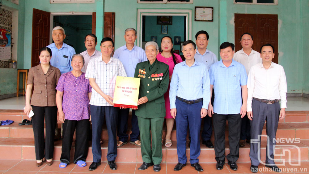 Đồng chí Dương Văn Tiến, Ủy viên Ban Thường vụ Tỉnh ủy, Chủ tịch Ủy ban MTTQ tỉnh thăm và tặng quà ông Nguyễn Hồng Phong (trú tại xóm Trại Điện, xã Kha Sơn) là người tham gia kháng chiến bị nhiễm chất độc hóa học.