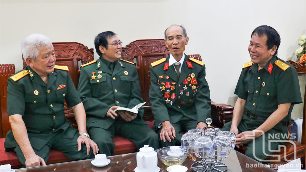 Cựu chiến binh Nguyễn Ngọc Mầu (thứ 2 từ phải vào) trò chuyện cùng các cựu chiến binh phường Túc Duyên (TP. Thái Nguyên).