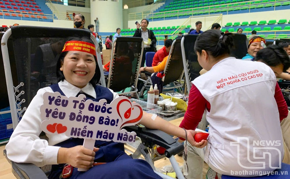Gần 1.200 người đăng ký hiến máu nhân đạo