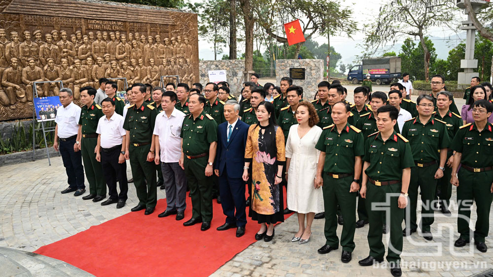 Các đại biểu dâng hương tại Di tích Trường dạy làm báo Huỳnh Thúc Kháng.