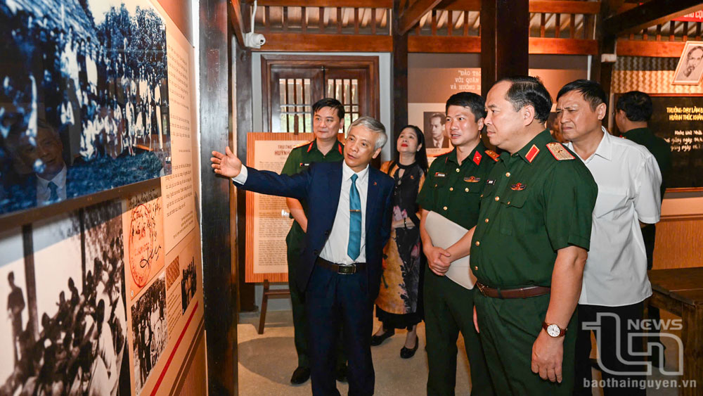Các đại biểu tham quan Di tích.