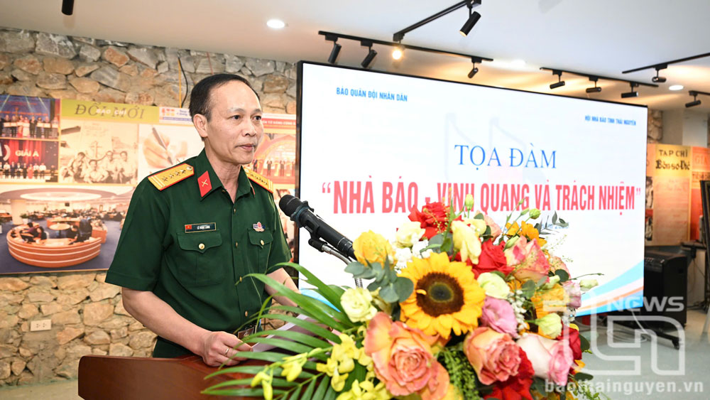 Nhà báo - “vinh quang và trách nhiệm”
