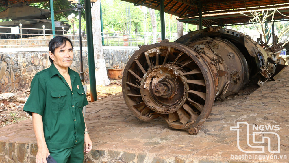 Đuôi máy bay địch bị bắn rơi tại Lộc Ninh năm 1974.