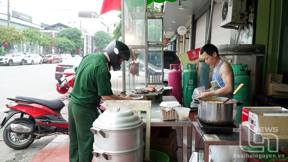 Hình thức bán mang về, ship hàng đang được nhiều khách hàng lựa chọn thay vì dùng bữa tại nhà hàng.