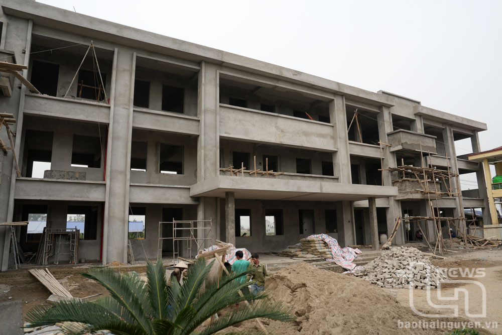 Công trình nhà lớp học 3 tầng, 12 phòng học Trường THCS Tân Phú, phường Tân Phú (TP. Phổ Yên) đang trong quá trình hoàn thiện.