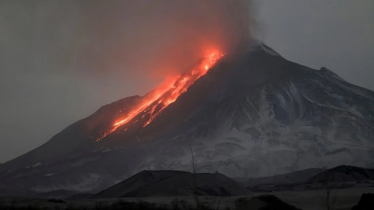 Núi lửa phun trào trên bán đảo Kamchatka (Nga)