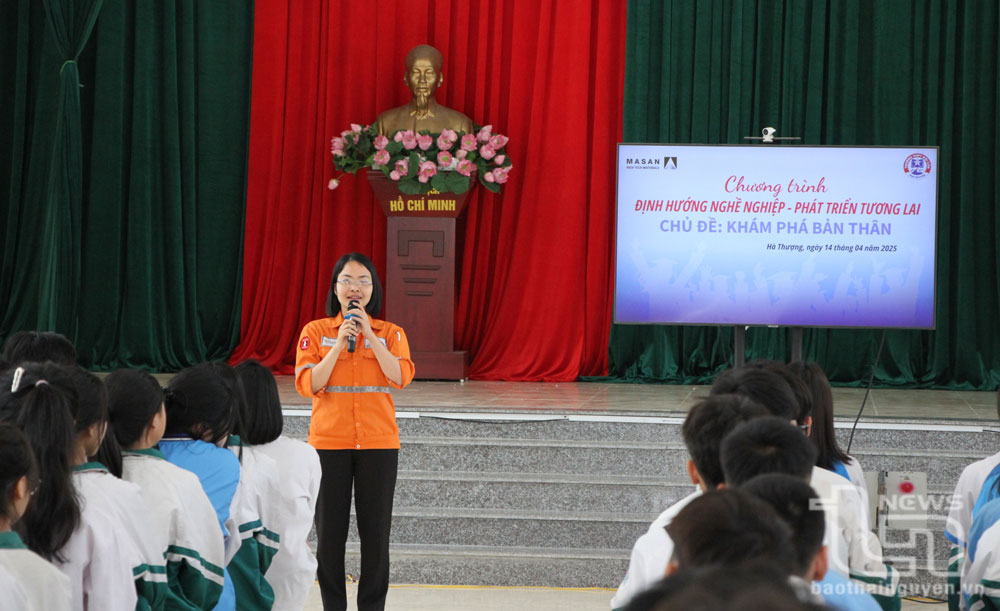 Đại diện Công ty Núi Pháo phát biểu tại chương trình hướng nghiệp cho học sinh khối 12, Trường THPT Đội Cấn.