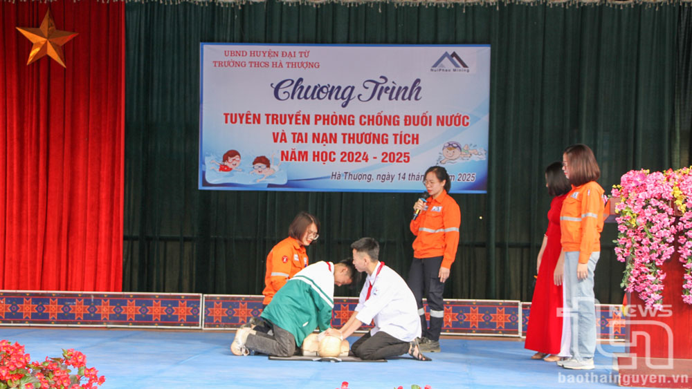 Học sinh thực hành ép tim phổi, hô hấp nhân tạo.