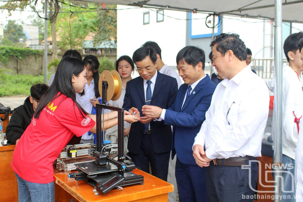 Lãnh đạo Sở Giáo dục và Đào tạo, Trường Đại học Công nghệ - Thông tin và Truyền thông cùng thầy, cô giáo, các em học sinh tham gia trải nghiệm gian trưng bày sản phẩm STEM.