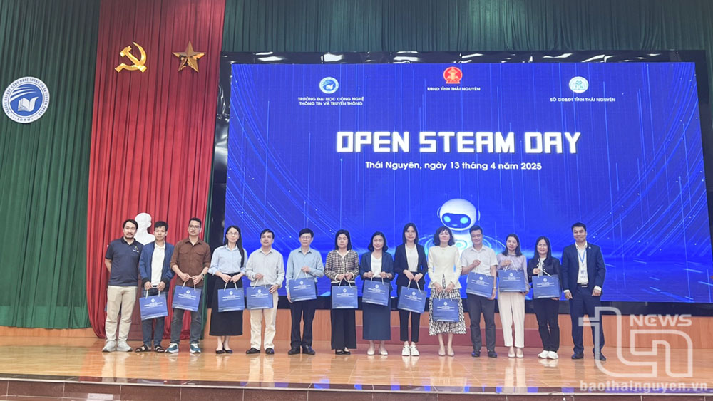 Ban Tổ chức trao thiết bị, kỹ thuật cho các trường THPT để học sinh tham gia Cuộc thi Sáng tạo Robot với chủ đề “Đường tới Tân Cương, Thái Nguyên”.
