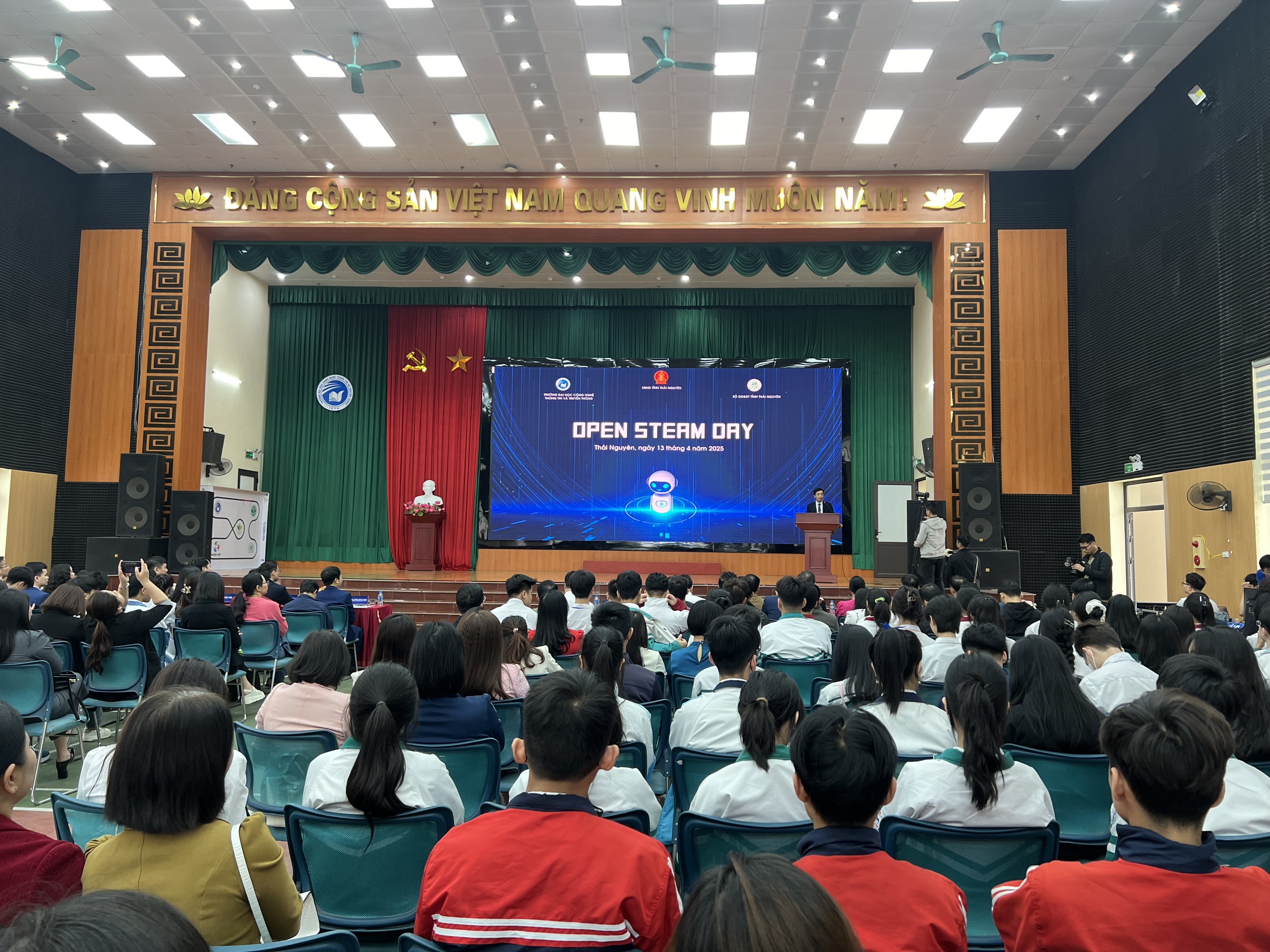 ‘OPEN STEAM DAY’: Khơi dậy đam mê khám phá công nghệ cho học sinh