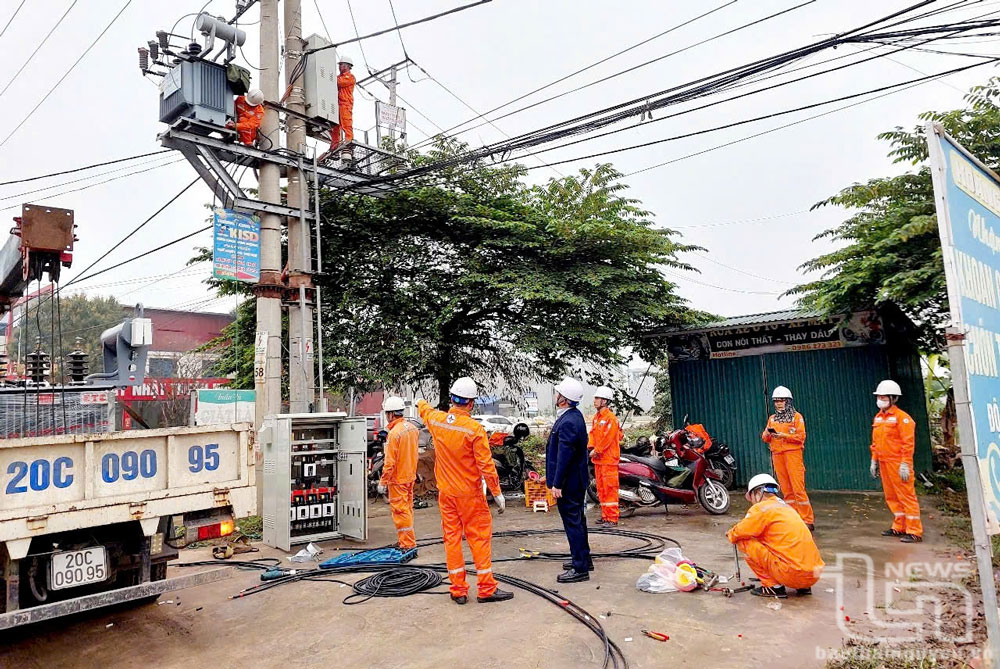Điện lực TP. Thái Nguyên tiến hành thay thế máy biến áp để bảo đảm cấp điện ổn định trong mùa nắng nóng. 