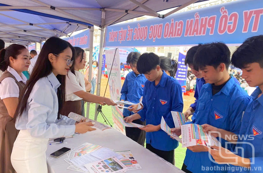 Tạo nguồn phát triển đảng viên trẻ
