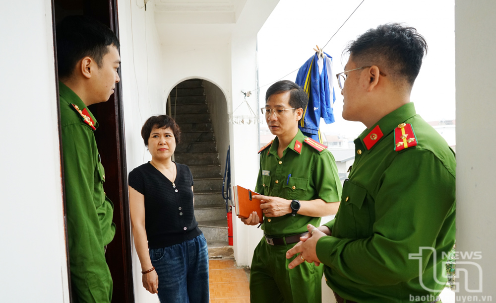 Tổ công tác của Phòng Cảnh sát phòng cháy, chữa cháy và cứu nạn, cứu hộ (Công an tỉnh) kiểm tra tại một nhà trọ trên địa bàn phường Quang Trung (TP. Thái Nguyên).