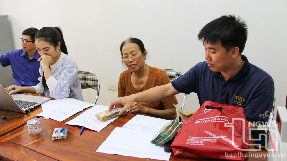 Đơn vị chủ đầu tư dự án Cụm công nghiệp Tân Đức và Lương Phú - Tân Đức chi trả tiền bồi thường thu hồi đất cho hộ dân ở xã Tân Đức.