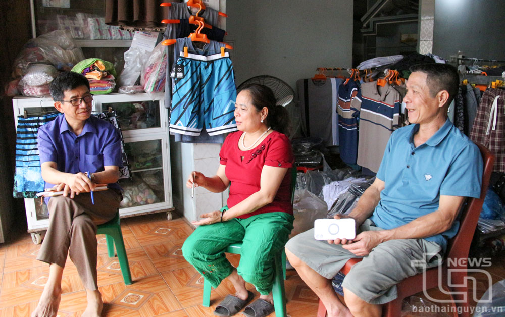 Bí thư Chi bộ, Trưởng xóm Quại, xã Tân Đức (ngoài cùng bên trái) tuyên truyền người dân đồng thuận kê khai, kiểm đếm đất và tài sản trên đất để thực hiện dự án cụm công nghiệp trên địa bàn.