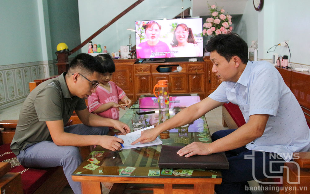 Tổ dân phố Đình Cả 2, thị trấn Hương Sơn (Phú Bình) triển khai lấy ý kiến tại nhà cử tri.