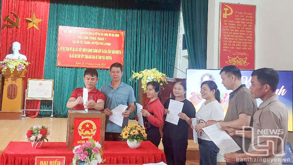Người dân xóm Trung Thành 1, xã Vô Tranh tham gia lấy ý kiến về việc sắp xếp, sáp nhập đơn vị hành chính.