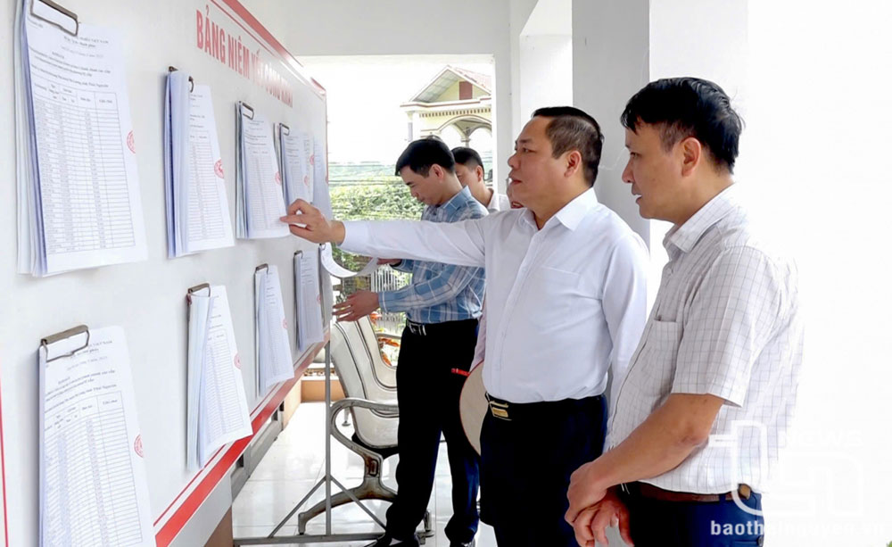 Lãnh đạo UBND huyện Phú Lương kiểm tra việc lấy ý kiến nhân dân về việc sắp xếp, sáp nhập đơn vị hành chính.