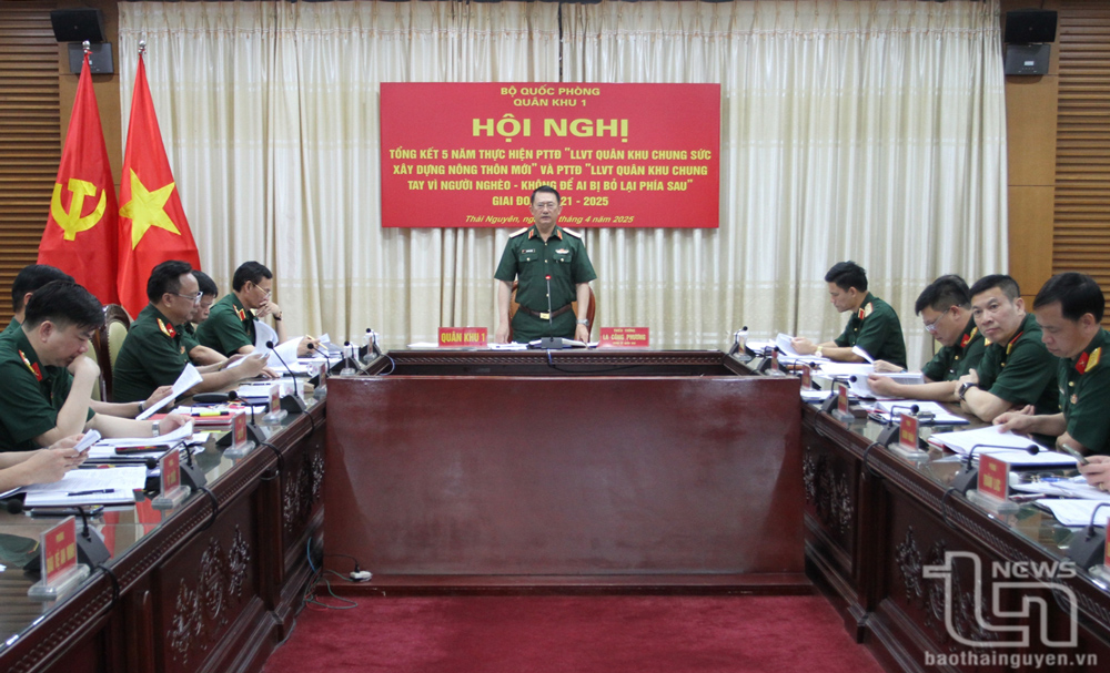 Thiếu tướng La Công Phương, Bí thư Đảng ủy, Chính ủy Quân khu 1, phát biểu chỉ đạo tại Hội nghị.