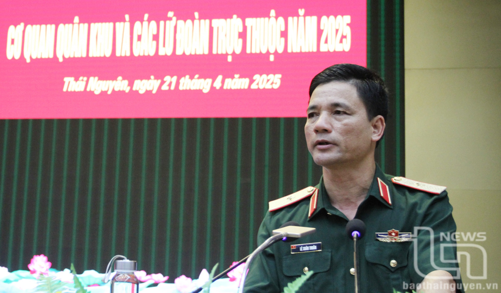 Thiếu tướng Lê Xuân Thuân, Phó Tư lệnh, Tham mưu trưởng Quân khu 1, phát biểu chỉ đạo Hội nghị.