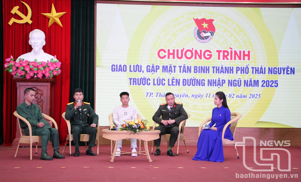 Anh Phạm Quý Dương, đảng viên trẻ là quân nhân xuất ngũ ở xã Sơn Cẩm tại buổi giao lưu, chia sẻ kinh nghiệm với tân binh của TP. Thái Nguyên trước ngày lên đường nhập ngũ.