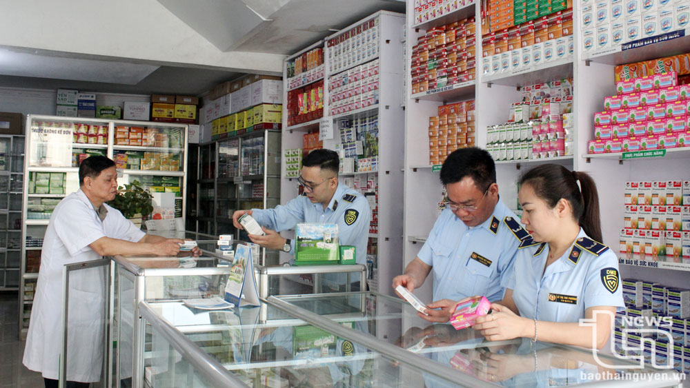 Đội Quản lý thị trường số 2 Chi cục Quản lý thị trường tỉnh kiểm tra tại Nhà thuốc Vân Hải 3, tổ 5, phường Trưng Vương, TP. Thái Nguyên.