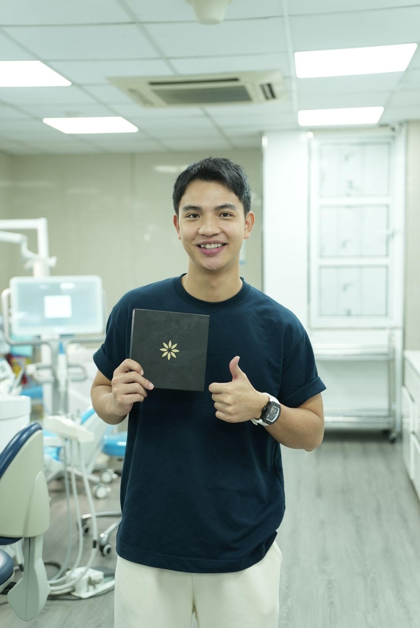 
Diễn viên Việt Hoàng tự tin trước ống kính với Niềng răng trong suốt tại Bệnh viện Răng Hàm Mặt Paris.
