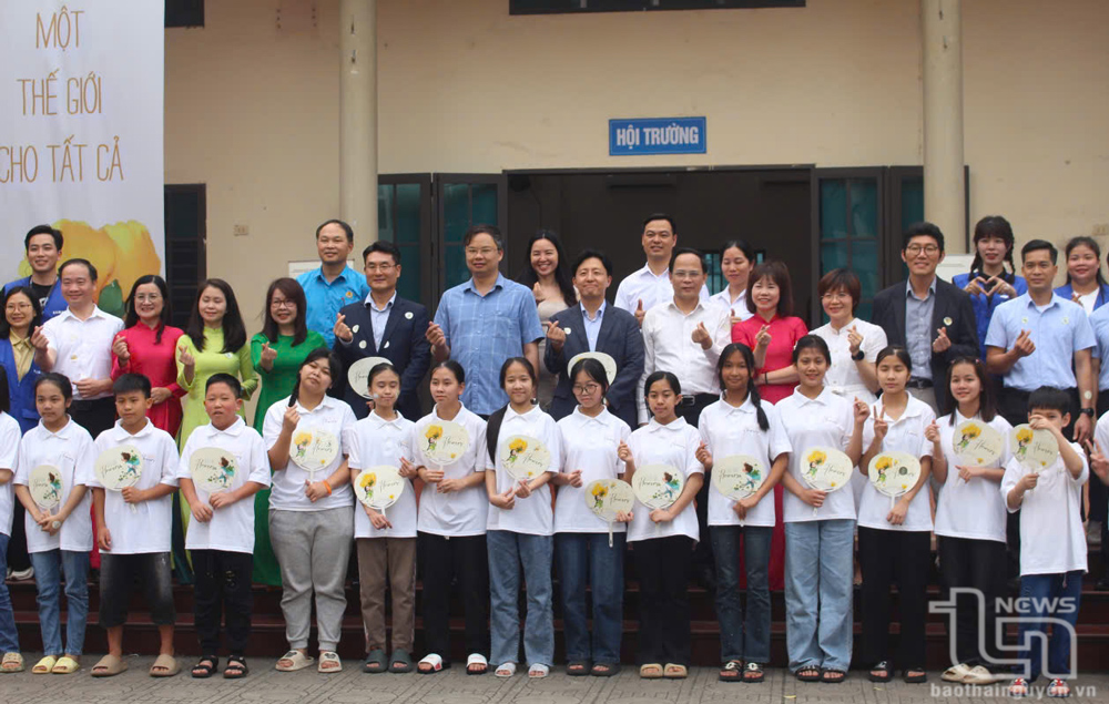 Các đại biểu chụp ảnh lưu niệm với học sinh tại Trung tâm Hỗ trợ phát triển giáo dục hòa nhập trẻ khuyết tật tỉnh.