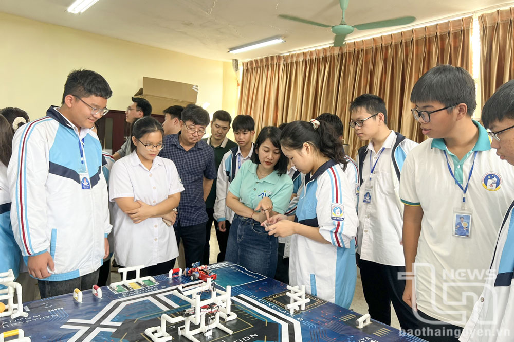 Học sinh Trường THPT Chuyên Thái Nguyên trải nghiệm điều khiển hoạt động Robot Leanbot, một trong những ứng dụng trong dạy học.