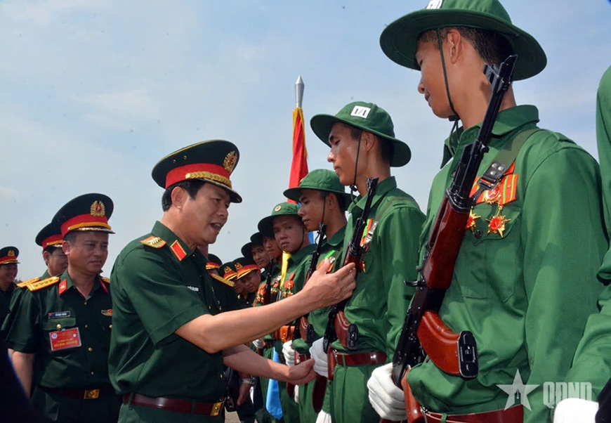 Đại tướng Nguyễn Tân Cương kiểm tra tổng hợp luyện diễu binh, diễu hành