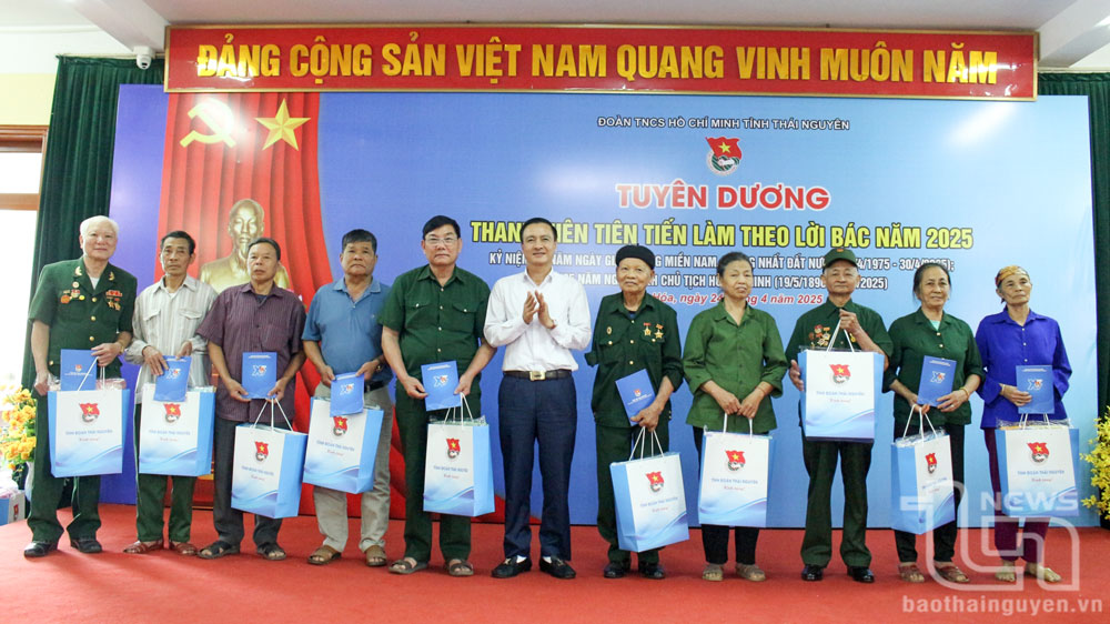Các cựu chiến binh nhận quà tại Chương trình.