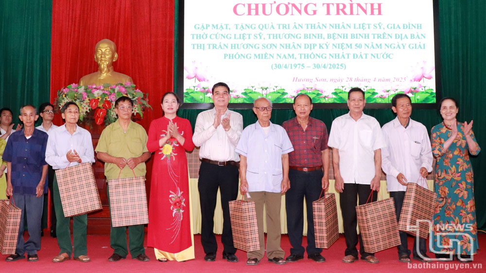 Đại diện tổ chức Gia đình trí tuệ tình người tỉnh Bắc Ninh và lãnh đạo thị trấn Hương Sơn( Phú Bình) tặng quà tại chương trình.