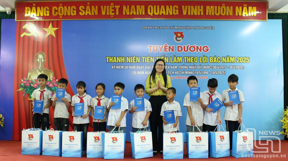 Các em học sinh có hoàn cảnh khó khăn của huyện Định Hóa nhận quà tại Chương trình.