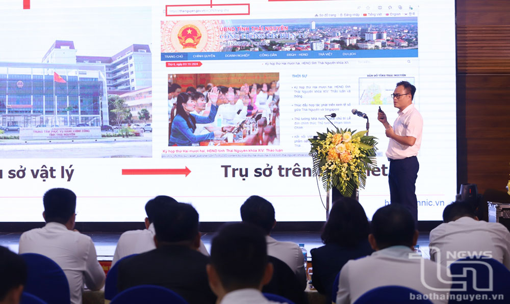 Đại diện Trung tâm Internet Việt Nam giới thiệu lợi ích của tên miền .VN tại sự kiện do ngành chức năng Thái Nguyên tổ chức.