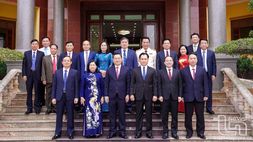 Các đại biểu chụp ảnh lưu niệm tại buổi làm việc.