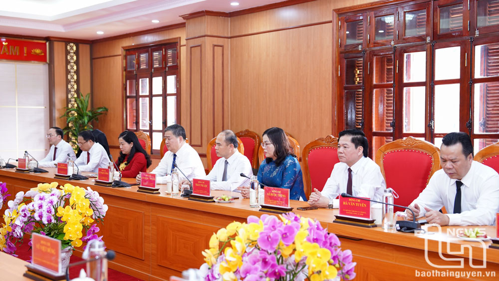 Các đại biểu dự buổi làm việc.
