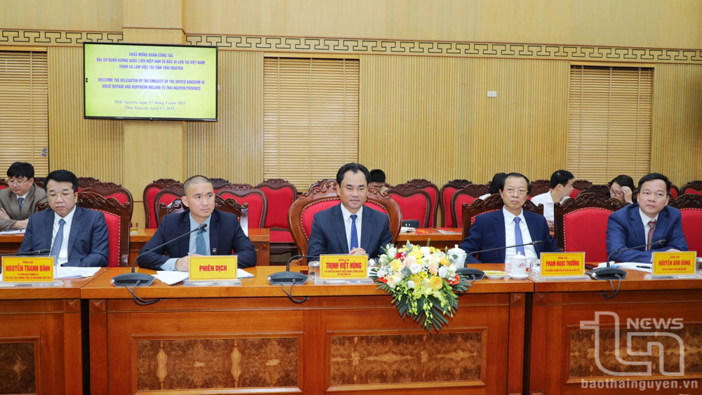 Đồng chí Bí thư Tỉnh ủy Thái Nguyên Trịnh Việt Hùng và các đại biểu tại buổi làm việc.