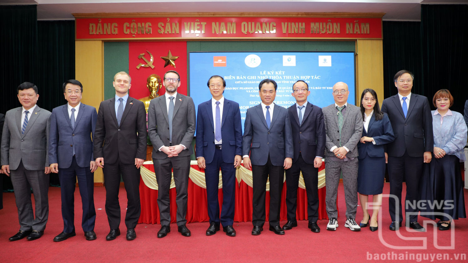 Các đại biểu chụp ảnh lưu niệm.