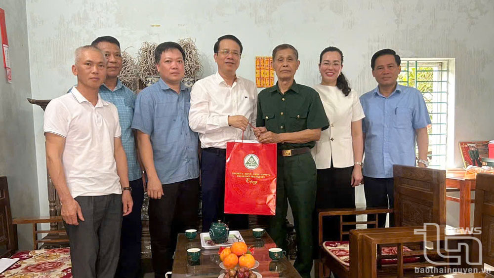 Lãnh đạo TP. Thái Nguyên thăm, tặng quà cán bộ, chiến sĩ và những người từng trực tiếp tham gia Chiến dịch Hồ Chí Minh.