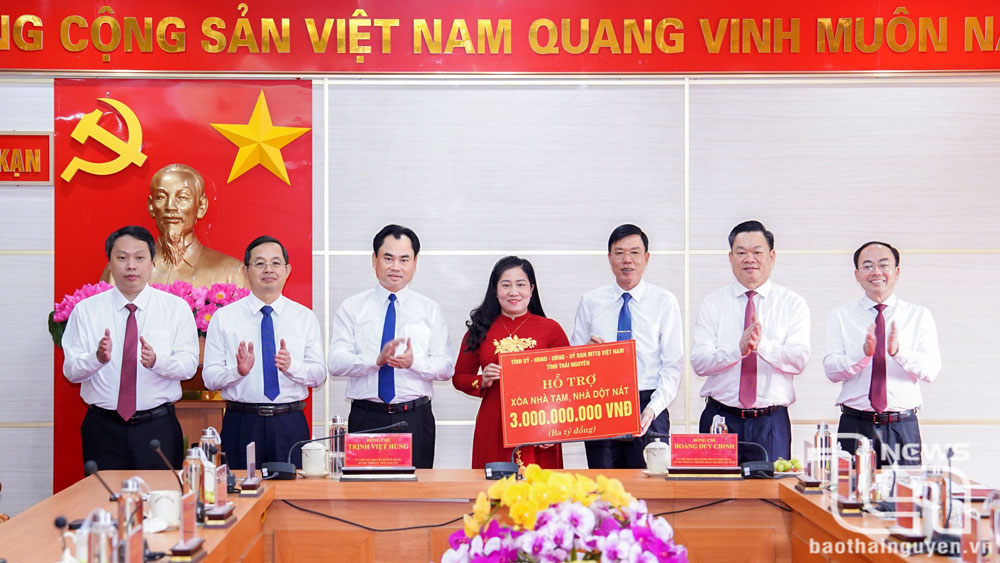 Thái Nguyên trao 3 tỷ đồng hỗ trợ Bắc Kạn xóa nhà tạm, nhà dột nát