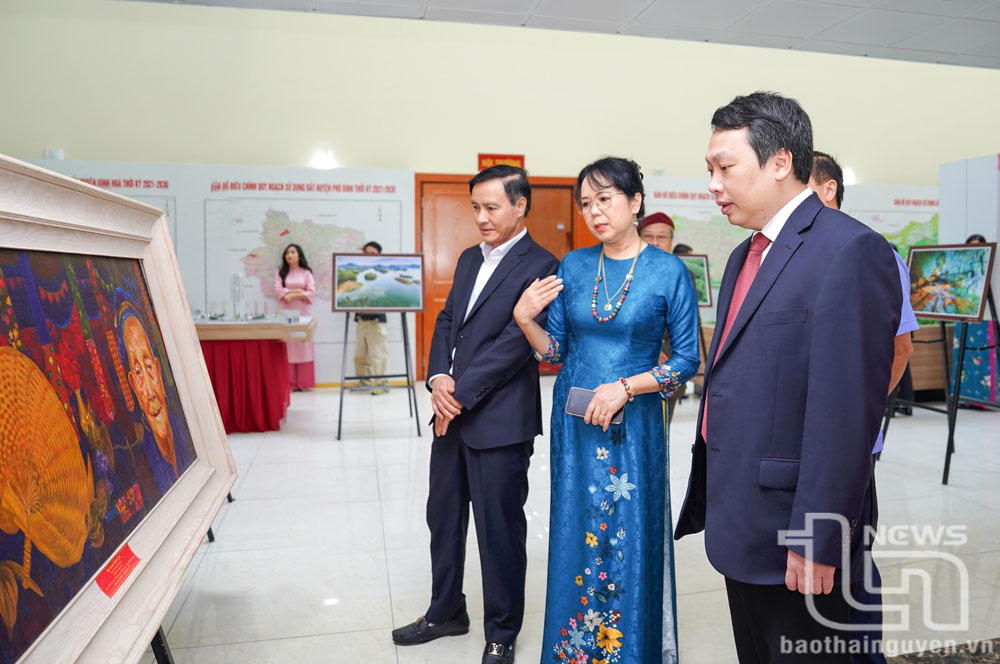 Đồng chí Chủ tịch UBND tỉnh Nguyễn Huy Dũng và các đại biểu tham quan triển lãm trưng bày, giới thiệu thành tựu 50 năm văn học, nghệ thuật Thái Nguyên.