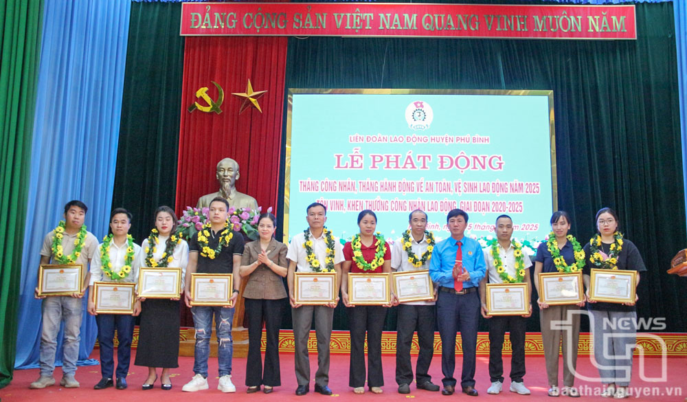 Các tập thể nhận khen thưởng của UBND huyện Phú Bình vì có thành tích xuất sắc trong phong trào lao động giỏi, lao động sáng tạo giai đoạn 2023-2024.