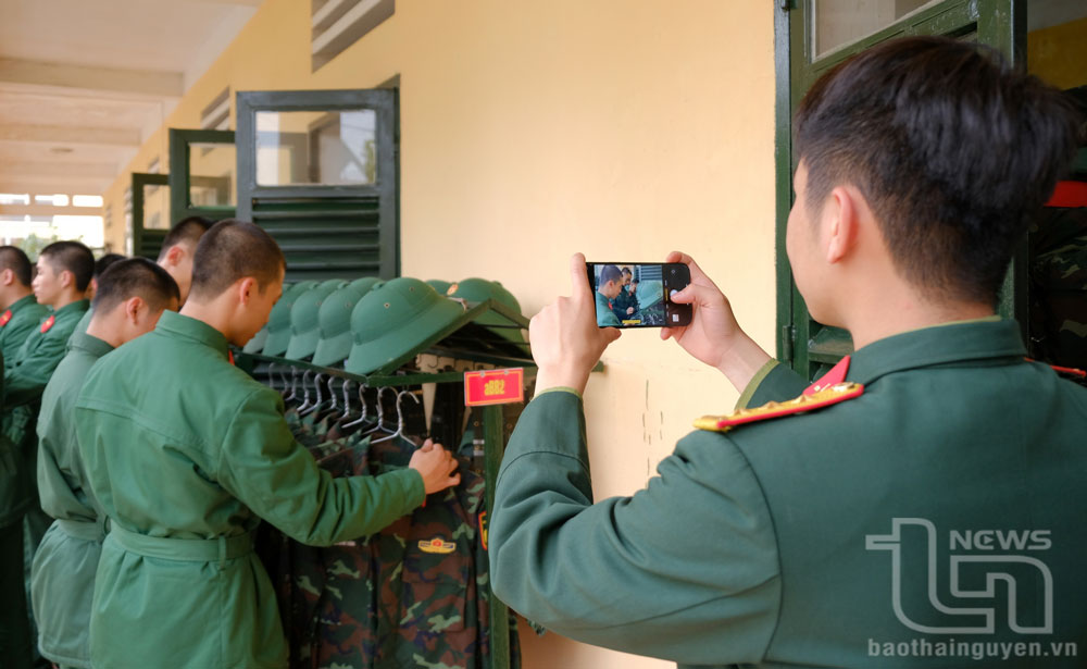 Mọi hoạt động trong một ngày huấn luyện được cán bộ Lữ đoàn Pháo phòng không 210 cập nhật thường xuyên cho gia đình chiến sĩ qua zalo.
