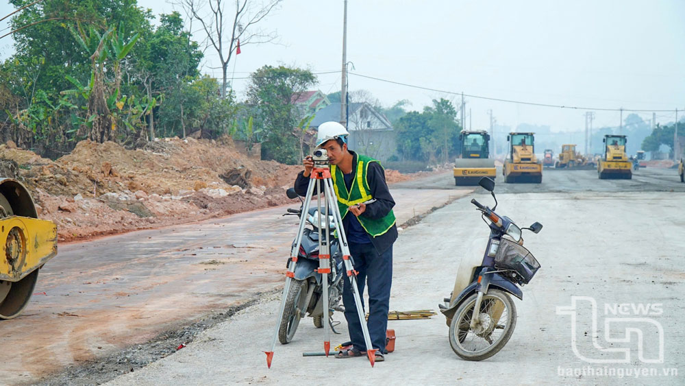 Đơn vị thi công tuyến đường vành đai 5 đang gấp rút hoàn thành đoạn cuối cùng trên địa bàn thị trấn Hương Sơn để thông xe kỹ thuật trước 30/4/2025. ảnh Mạnh Hùng.