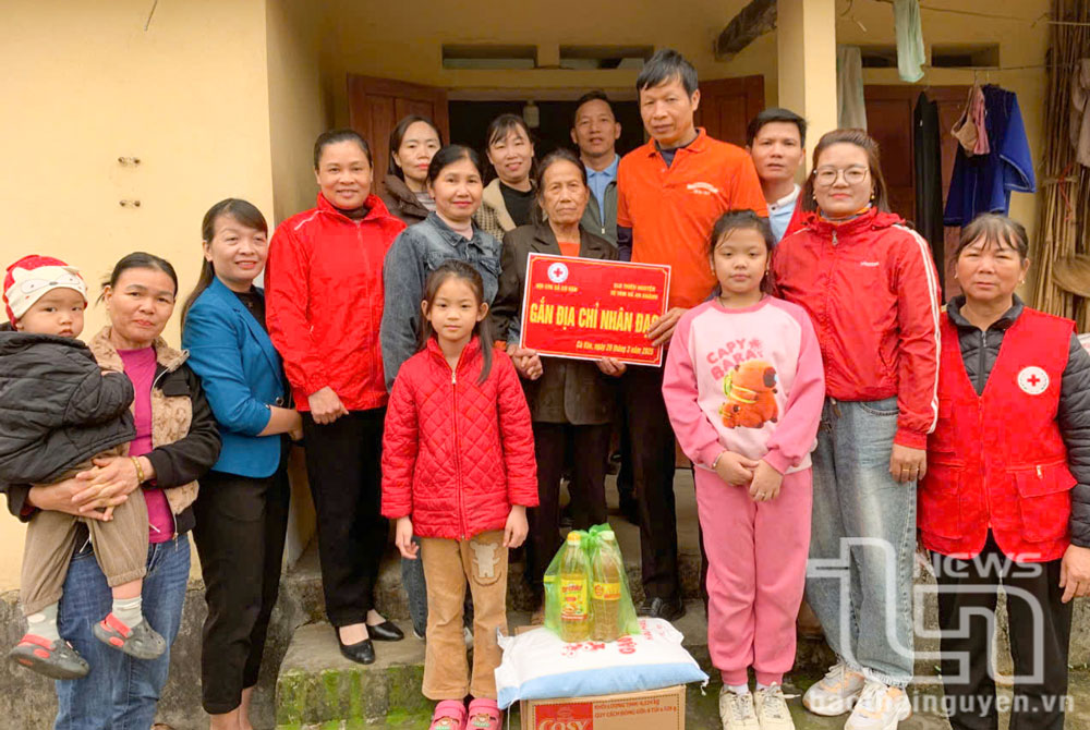 Câu lạc bộ thiện nguyện Từ tâm, xã An Khánh (Đại Từ) hỗ trợ nhu yếu phẩm hàng tháng cho bà Nguyễn Thị Thìn, xã Cù Vân.